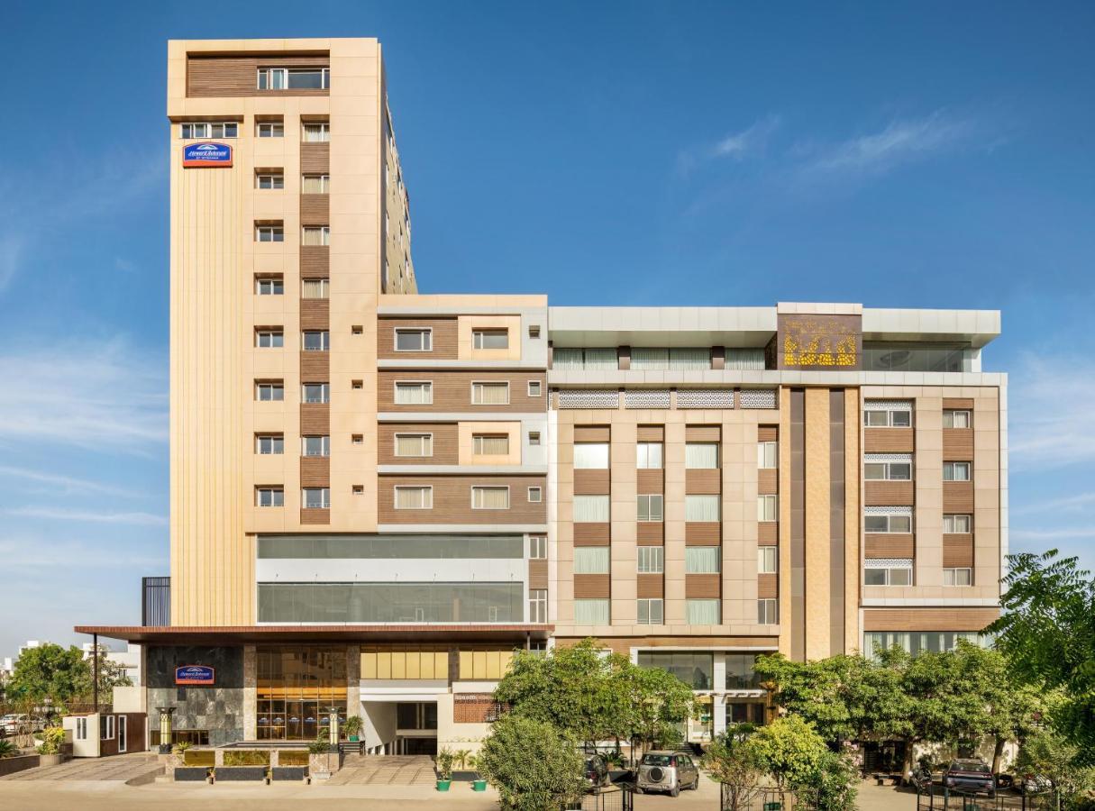 Howard Johnson By Wyndham Udaipur Roop Nagar Exteriör bild